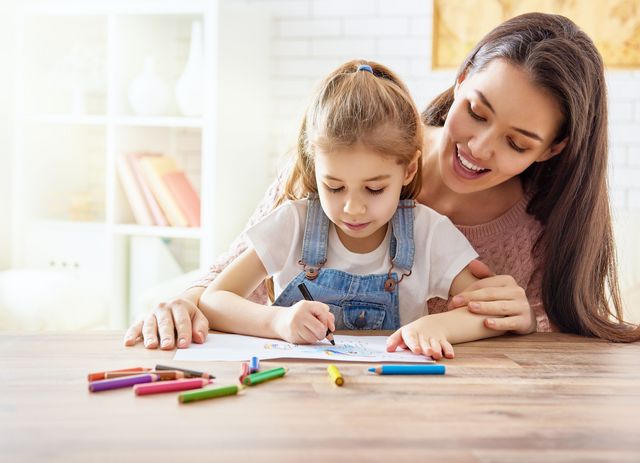 Alleinerziehende Mutter mit Ihrer Tochter 