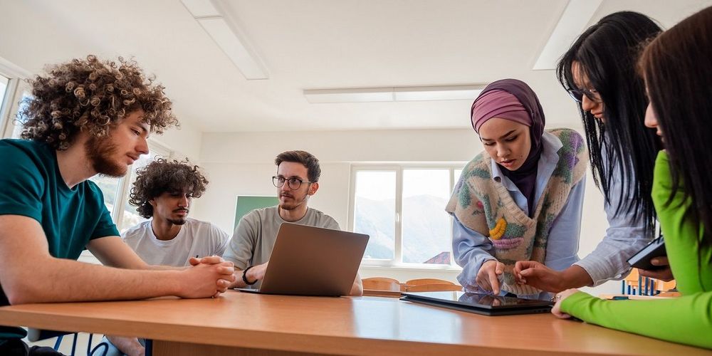 Ein Team junger Pflegekräfte in der Psychiatrie trifft sich zu einem Gruppengespräch
