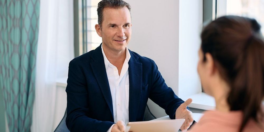 Dr. Marcel Goertz im Gespraech mit einer Patientin