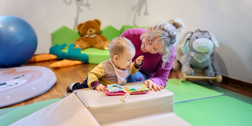 Mutter mit Kind im Spielzimmer der Mutter/Vater-Kind Station des Alexius/Josef Krankenhauses