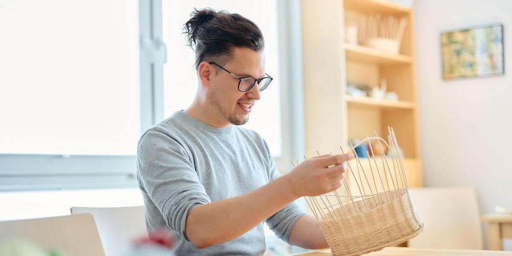 In der Ergotherapie kann durch Tätigkeiten wie Korbflechten die eigene Handlungsfähigkeit wieder hergestellt werden