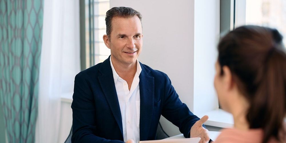 Psychiater im Gespräch mit Patient auf der Privatstation_Neuss_Alexius/Josef Krankenhaus