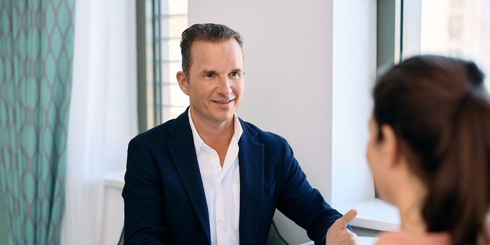 Psychiater im Gespräch mit Patient auf der Privatstation_Neuss_Alexius/Josef Krankenhaus