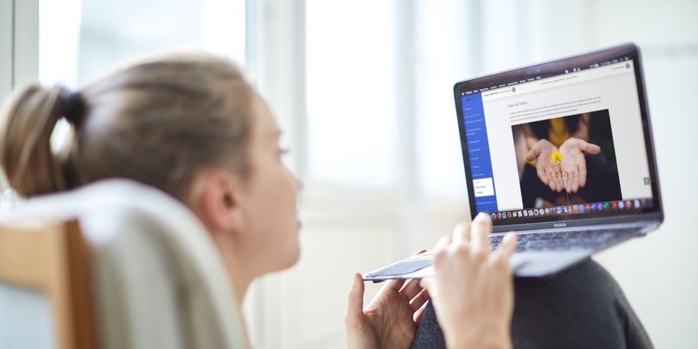 Abendklinik Neuss: Patientin nutzt Online-Therapie-Angebot