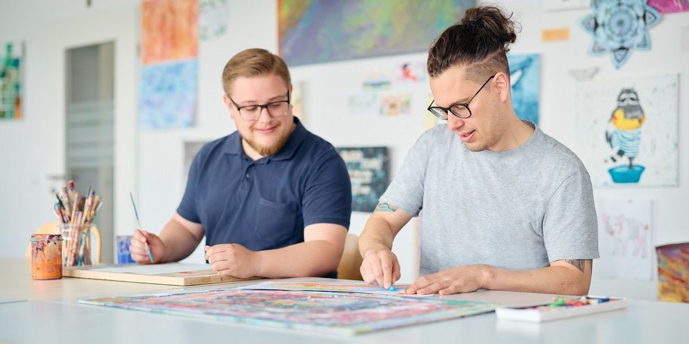 In der Kunsttherapie werden kreative Prozesse angestoßen.