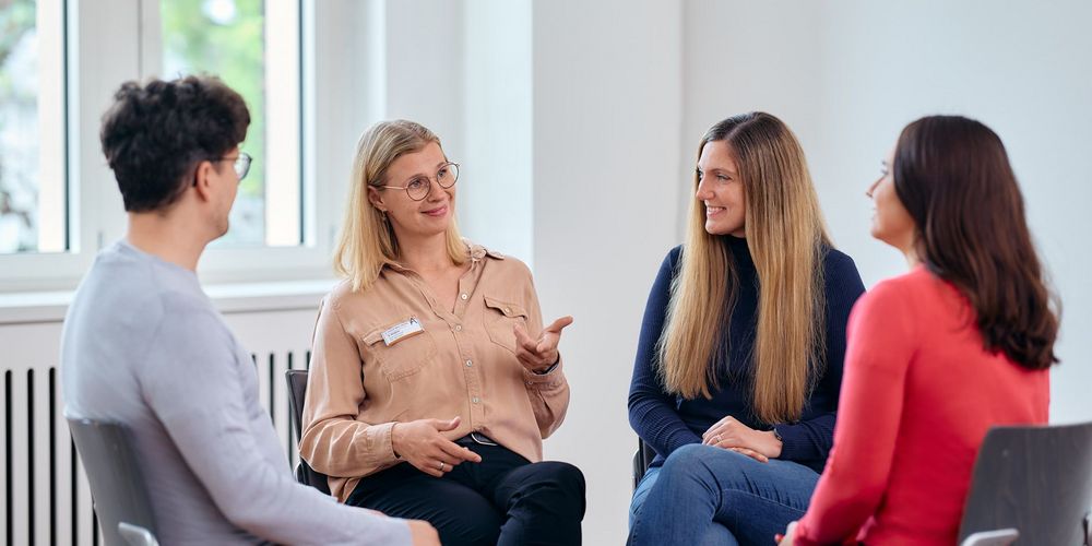 Multiprofessionelle Teamsitzung im Alexius/Josef Krankenhaus