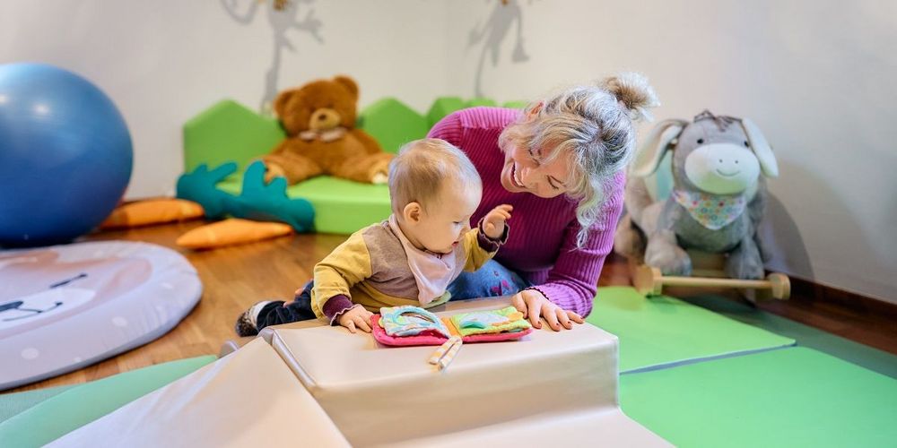 Mutter-Vater-Kind-Station_Neuss_Mutter spielt mit Kind