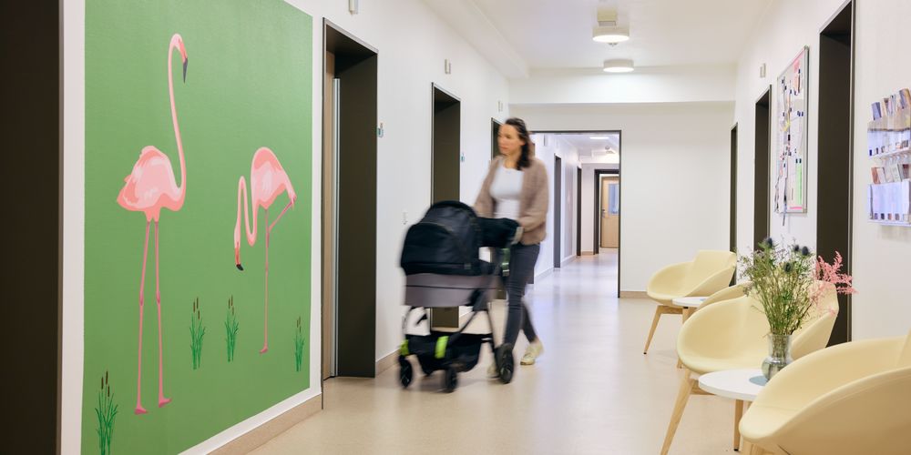 Junge Mutter läuft über den Flur der Mutter/Vater-Kind Station im Alexius/Josef Krankenhaus