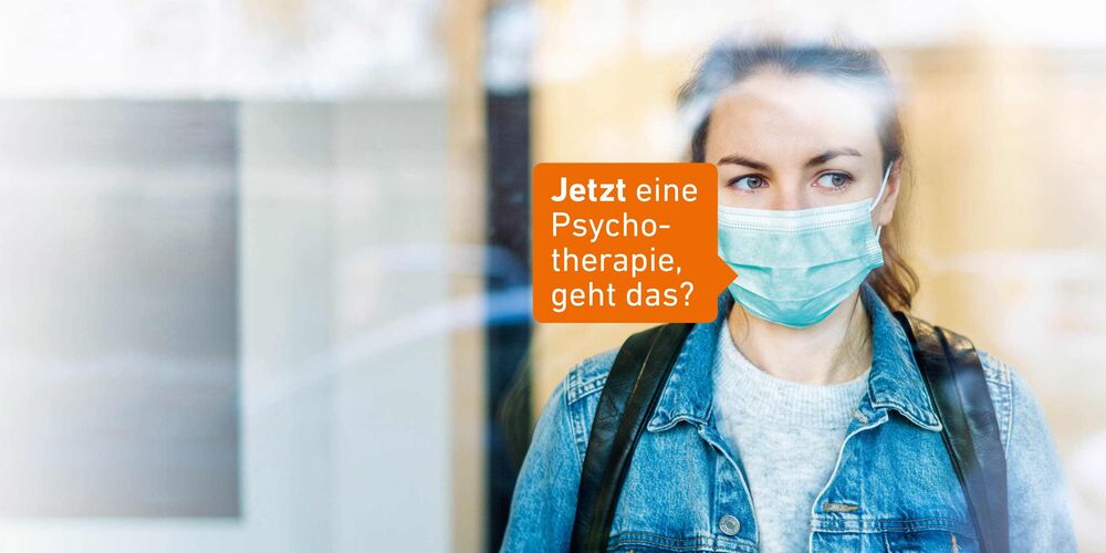 Eine junge Frau trägt einen Mund-Nasen-Schutz