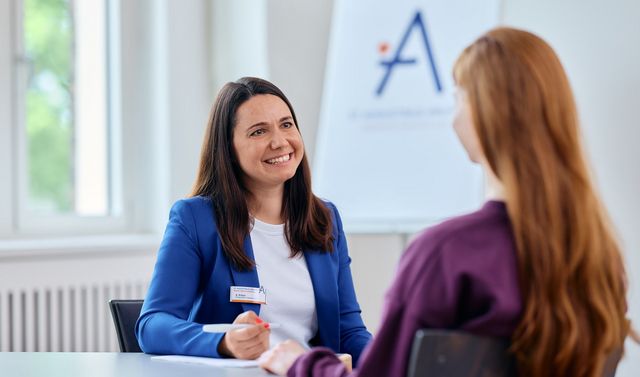 Psychologische Psychotherpeutin am Alexius/Josef Krankenhaus im Gespräch mit einer Patientin