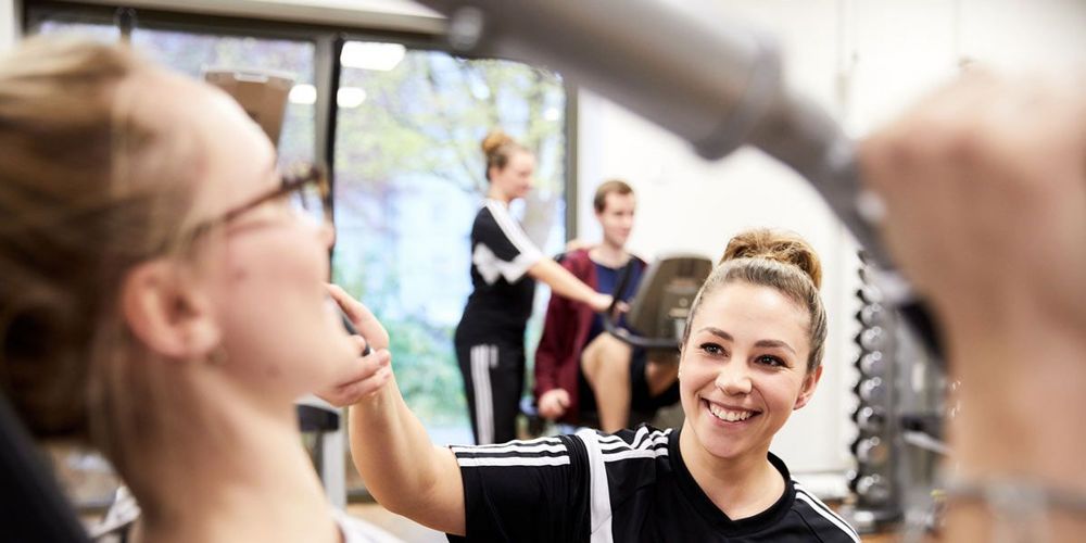 In der Sport- und Bewegungstherapie stehen den Patienten im Alexius/Josef Krankenhaus neben einer voll ausgebauten Turnhalle auch ein Kraft- und Fitnessraum zur Verfügung