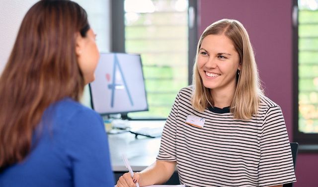Eine Therapeutin führt ein einzeltherapeutisches Gespräch in der Psychosomatik durch.