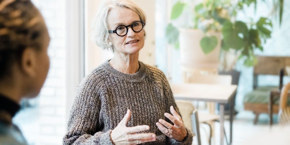 Frau bei Gruppenangebot in der psychoonkologischen Ambulanz