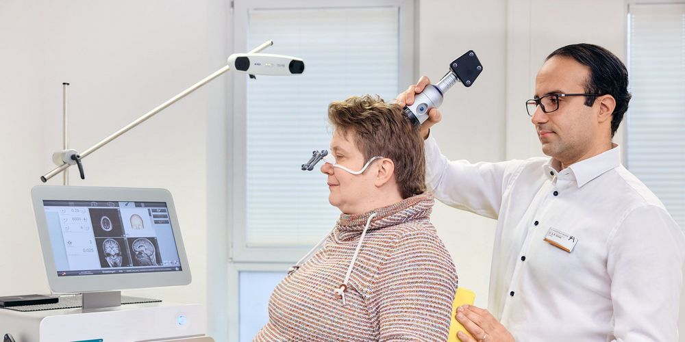 Einsatz der Transkraniellen Pulsstimulation bei einer Patientin im Neurostimulationszentrum in Neuss
