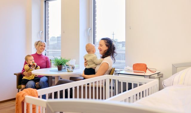 Die Patientenzimmer sind mit Beistellbetten und Sitzgelegenheiten ausgestattet.