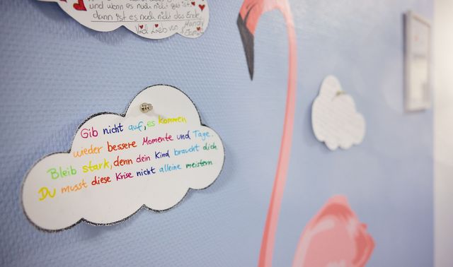 Auf der Wand haben Patienten die Möglichkeit, zum Abschied etwas Persönliches für ihre Mitpatienten zu schreiben